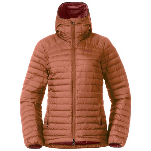 Bilde av en tykk dunjakke fra Bergans til dame, i en terracotta-farge