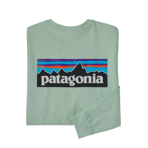 100% resirkulert T-skjorte til herre. T-skjorten er prydet med Patagonias klassiske P-6 logo på ryggen.