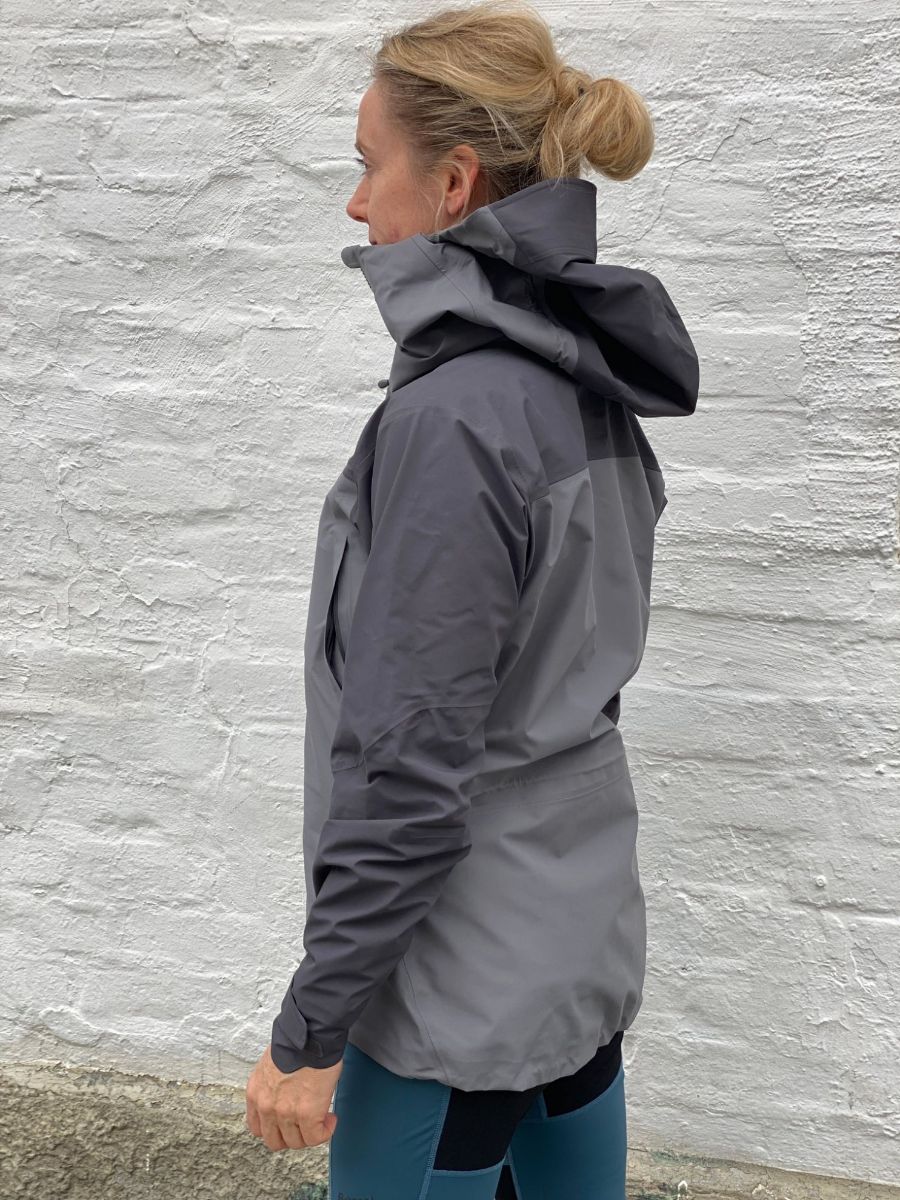 gråfarget, vanntett jakke til dame