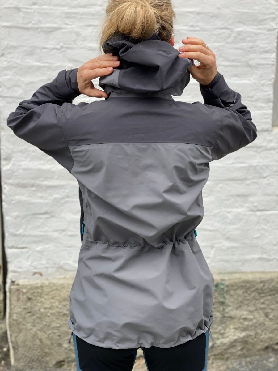 gråfarget, vanntett jakke til dame