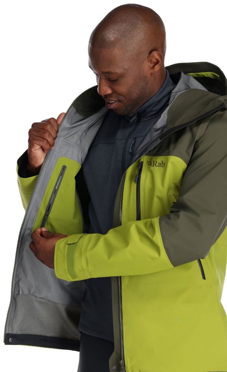 bildet viser at jakken har en innerlomme med glidelås