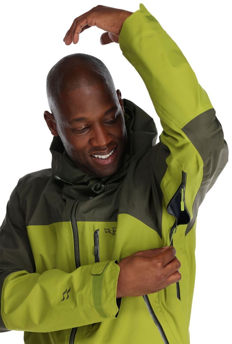 bildet viser at jakken har glidelås under ermene for lufting
