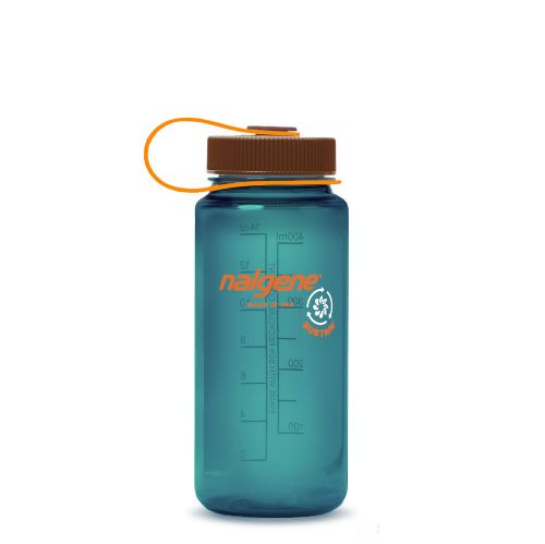 BPA-fri drikkeflaske med stor drikkeåpning. Blå med brun skrutopp og oransje logo.