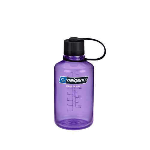 lilla drikkeflaske i BPA-fri plast med drikketut. Sort skrukork