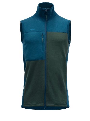 Devold Nibba Pro Merino West man i fargen Woods/Flood - en ullvest til herre fra Devold