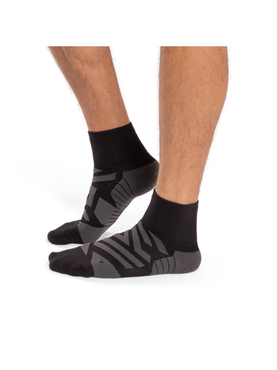 Sokker fra On Running til herre: Løpesokkene Performance Mid Sock W i fargen Black Shadow