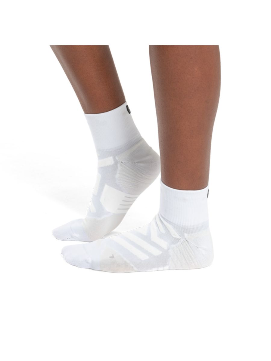 Sokker fra On Running til dame: Løpesokkene Performance Mid Sock W i fargen White Ivory
