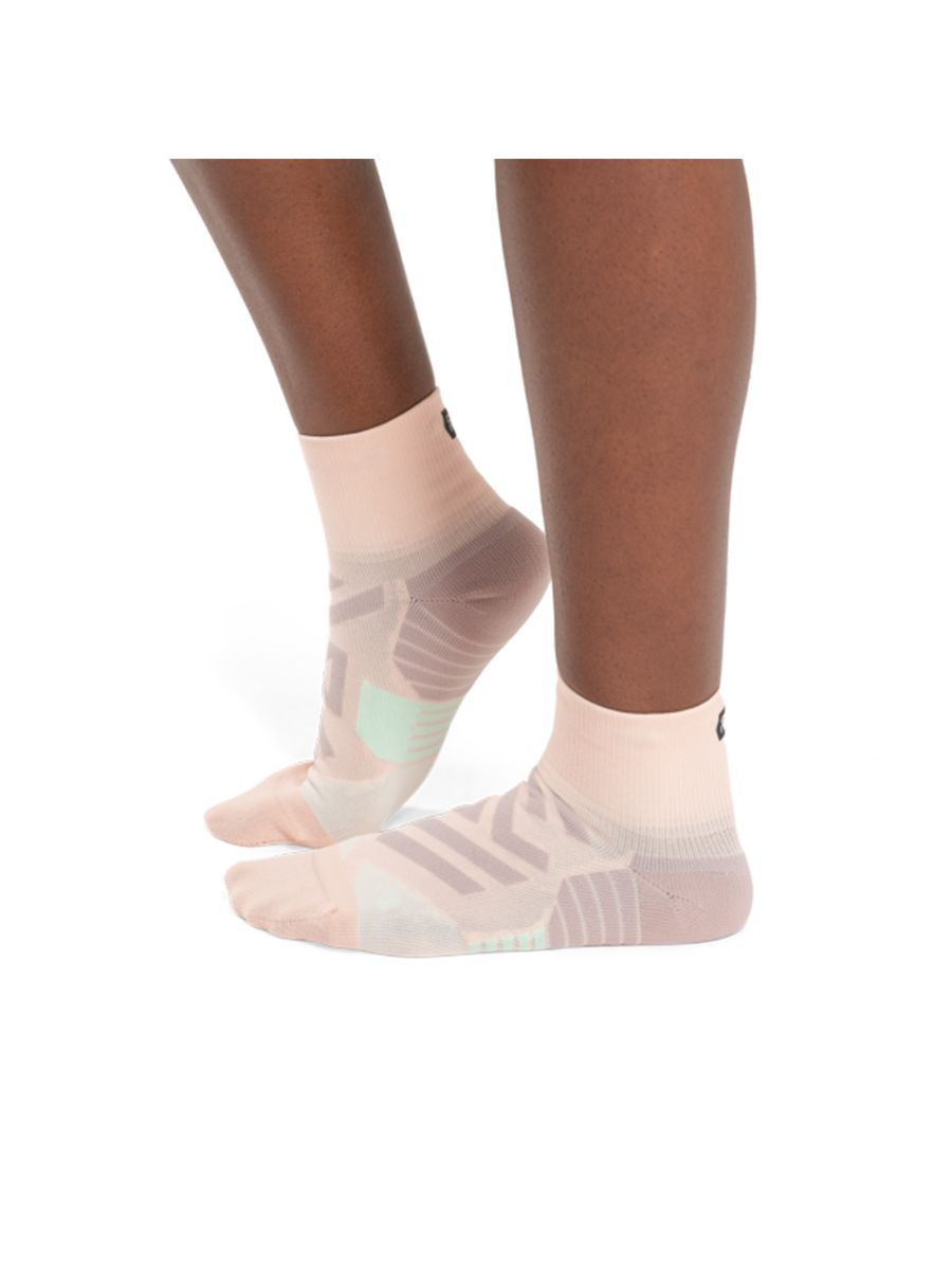 Sokker fra On Running til dame: Løpesokkene Performance Mid Sock W i fargen Doe Creek