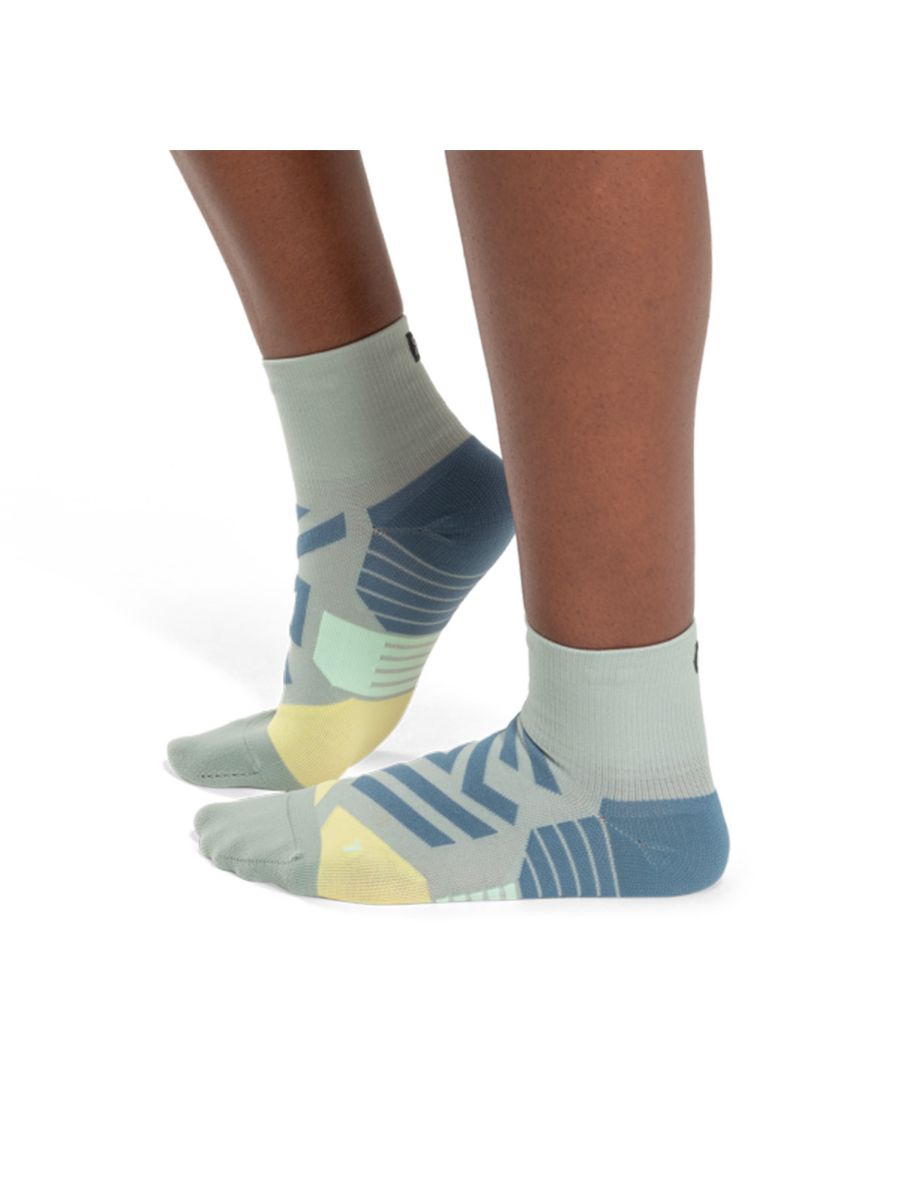 Sokker fra On Running til dame: Løpesokkene Performance Mid Sock W i fargen Zest Moss	