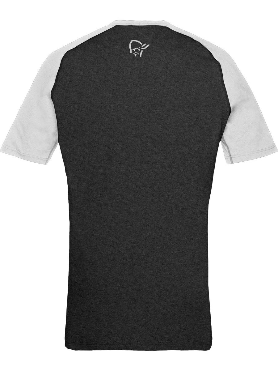 Fjørå Equaliser Lightweight T-shirt M`s er en funksjonell, lett og tynn t-skjorte, utviklet for teknisk utfordrende terrengsykling, eller annen trening og aktivitet. En teknisk og komfortabel trenings t-skjorte, godt egnet for alle årstider.