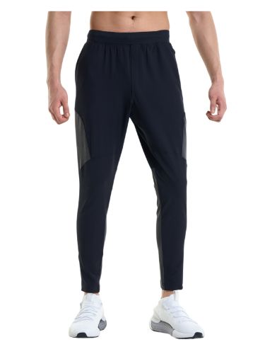 Under Armour Unstoppable Hybrid Pant Treningsbukse til herre i et komfortabelt materiale, som både er vannavstøtende og hurtigtørkende.