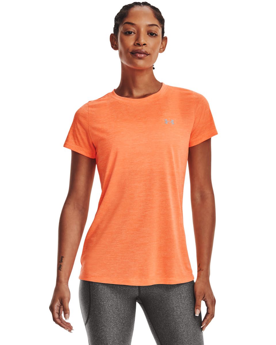 oransje T-skjorte med rund hals til dame. laget i polyestermateriale som egner seg til trening