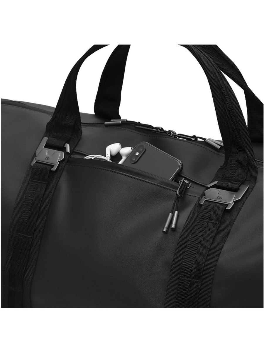 Essential Weekend Bag i fargen Black Out - Weekendbag fra Douchebag eller Db	