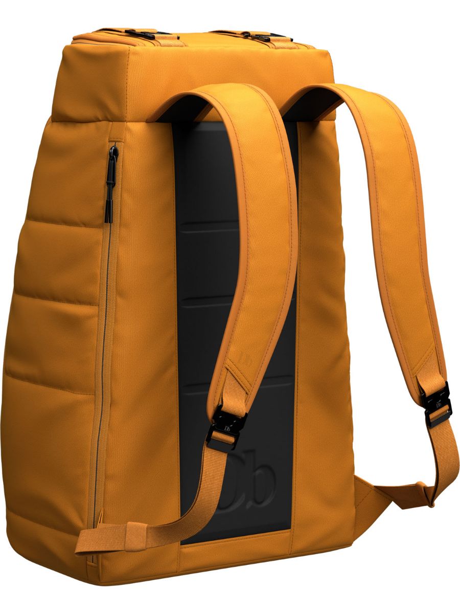 Hugger 25 liter ryggsekk fra Douchebag i ny farge for våren 2023. Birchwood Brown, en dyp oransje farge.