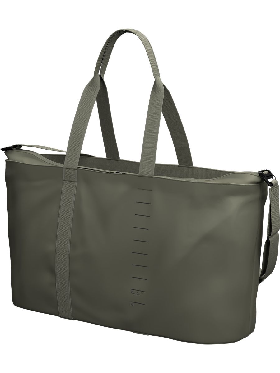 Db Essential Weekender Bag 40 L i fargen Moss Green. Veske/Bag fra Db