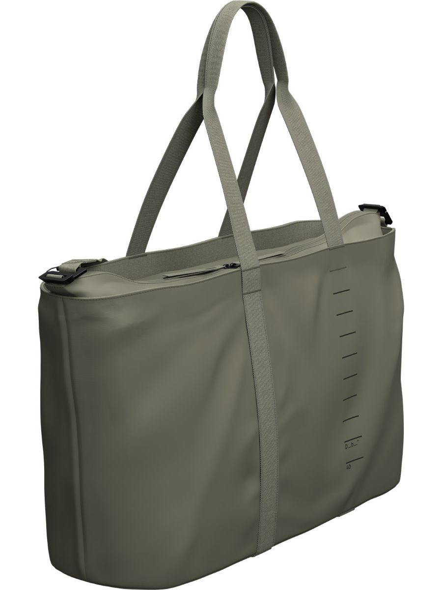 Db Essential Weekender Bag 40 L i fargen Moss Green. Veske/Bag fra Db