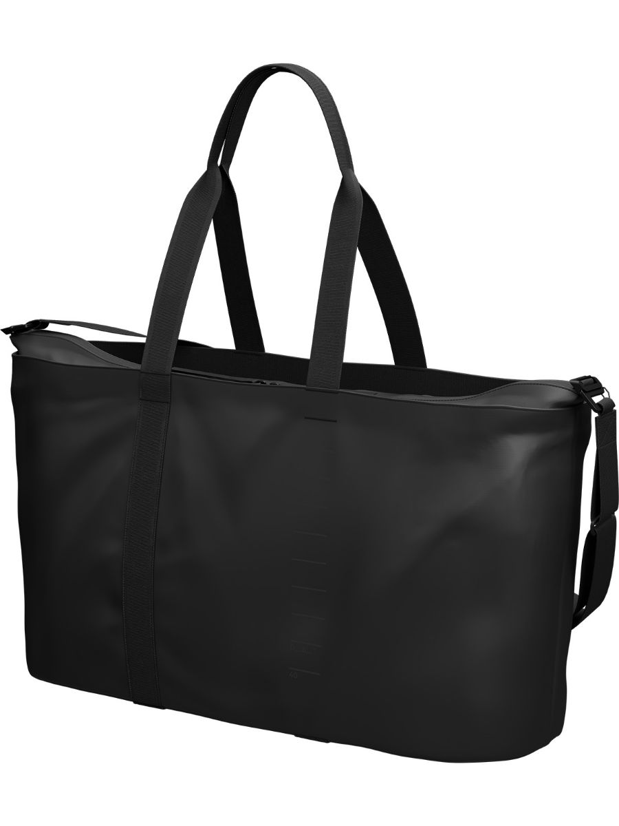 Db Essential Weekender Bag 40 L i fargen Black Out. Veske/Bag fra Db