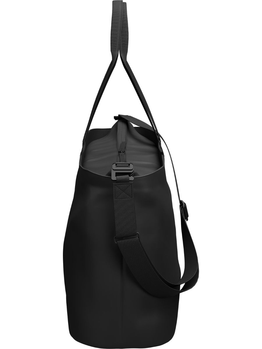 Db Essential Weekender Bag 40 L i fargen Black Out. Veske/Bag fra Db