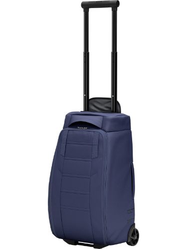 Vis detaljer for Hugger Roller Bag Carry-on 40 L | Blue Hour Db Hugger Roller Bag Carry On 40 L  i fargen Blue Hour - favoritten fra Db nå med hjul