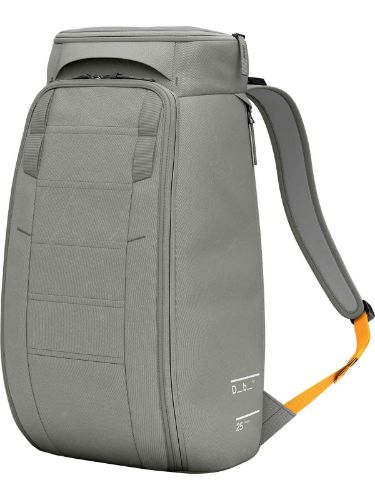 Vis detaljer for Hugger Backpack 25 L | Sand Grey Db Hugger Backpack 25 L Sand Grey: Bestselger fra Db (Douchebag) nå i mindre størrelse