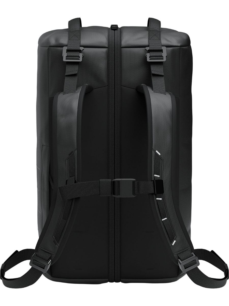 Db Roamer Pro Split Duffel 50L i fargen Black Out. Bag med to store hovedrom fra Db. Perfekt på reise og tur