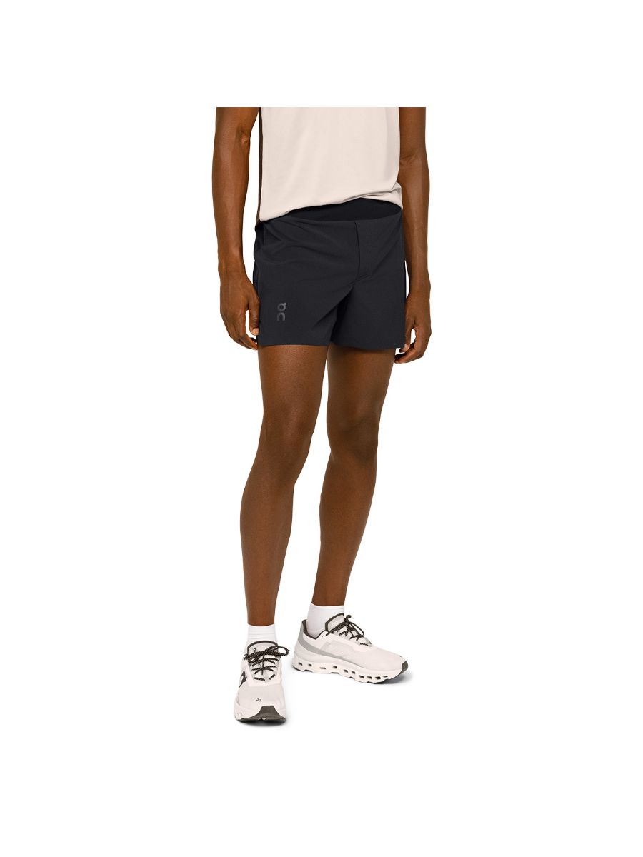 ON 5" Lightweight Shorts i fargen Black. Svart treningsshorts til herre fra ON