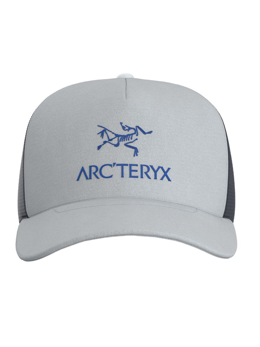 Bird Word Trucker Curved caps fra ArcTeryx. Lett, allsidig caps i fargen Solitude/Black Sapphire