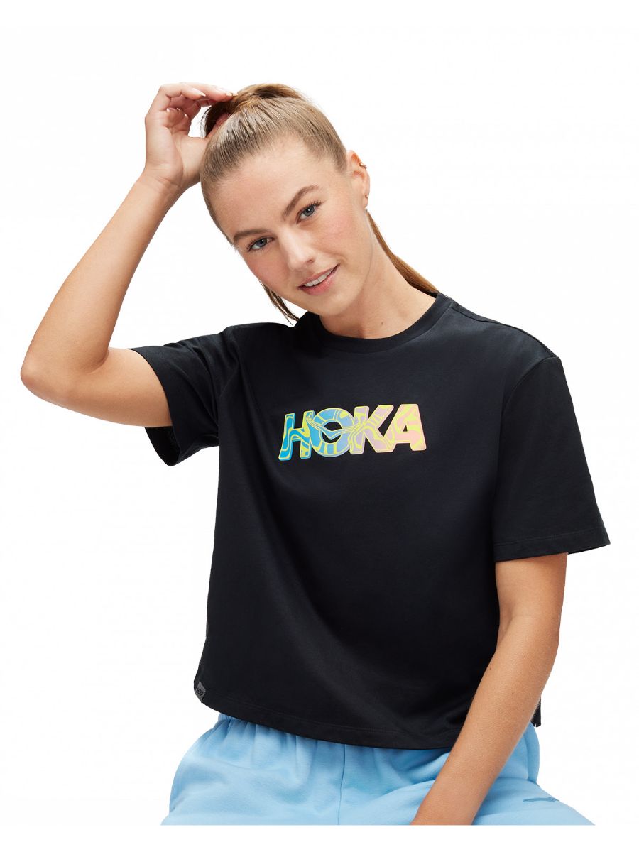 Hoka W Topo Logo GPX SS Tee BLK. Svart trenings t-skjorte til dame fra Hoka med Hoka logo på brystet. 