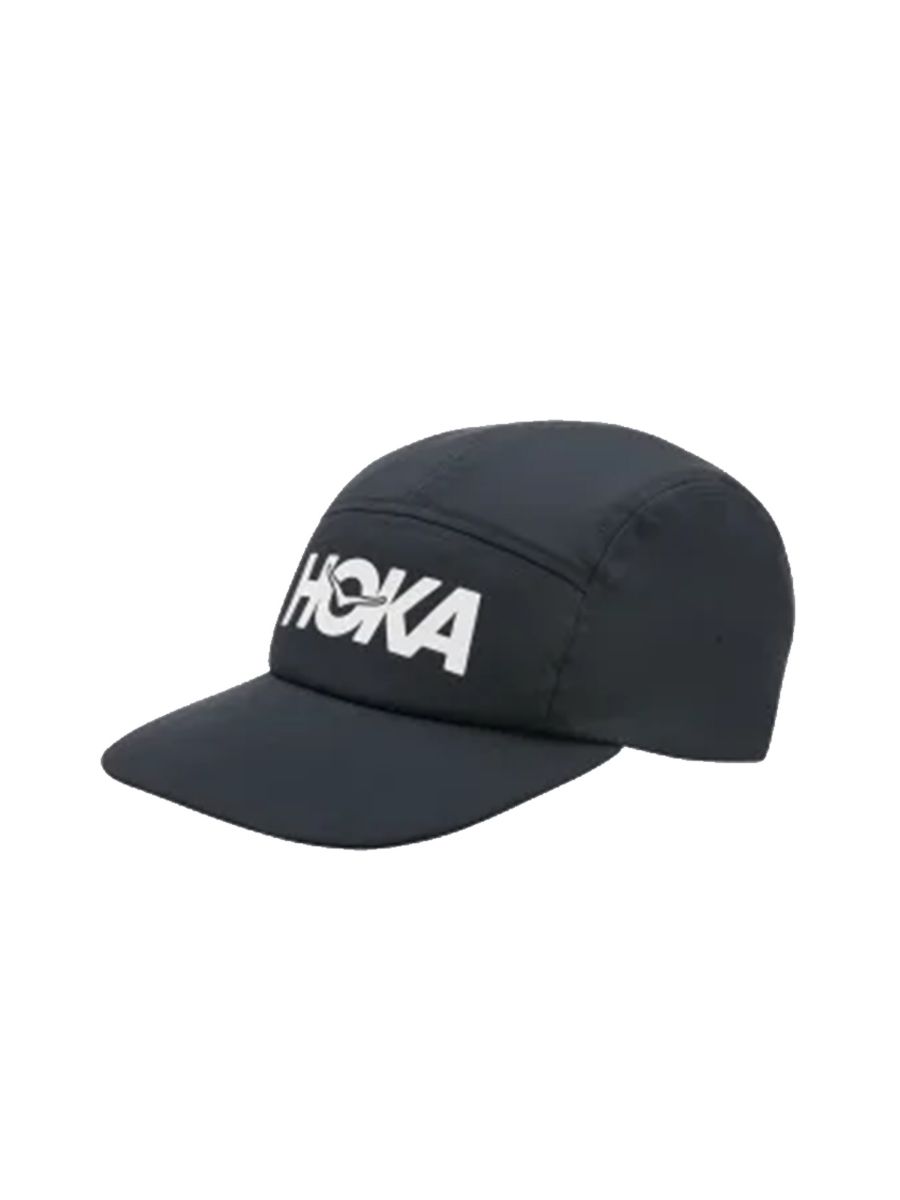 Hoka U Performance Hat i fargen Black/White. Caps fra Hoka til dame og herre