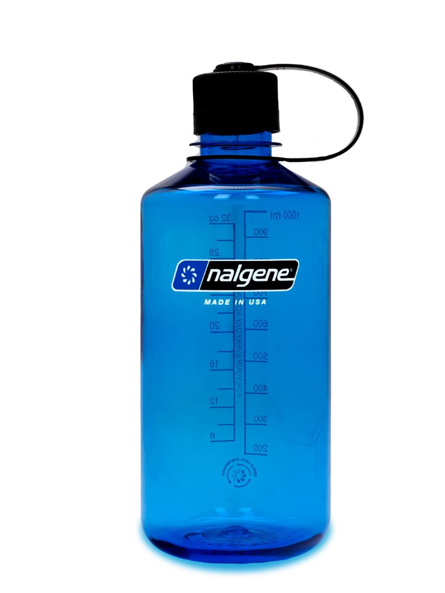 Mørk blå drikkeflaske i 50% resirkulert materiale. BPA-fri	