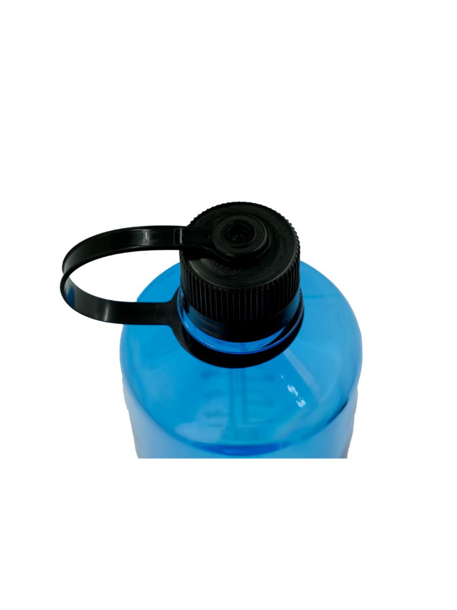 Mørk blå drikkeflaske i 50% resirkulert materiale. BPA-fri	