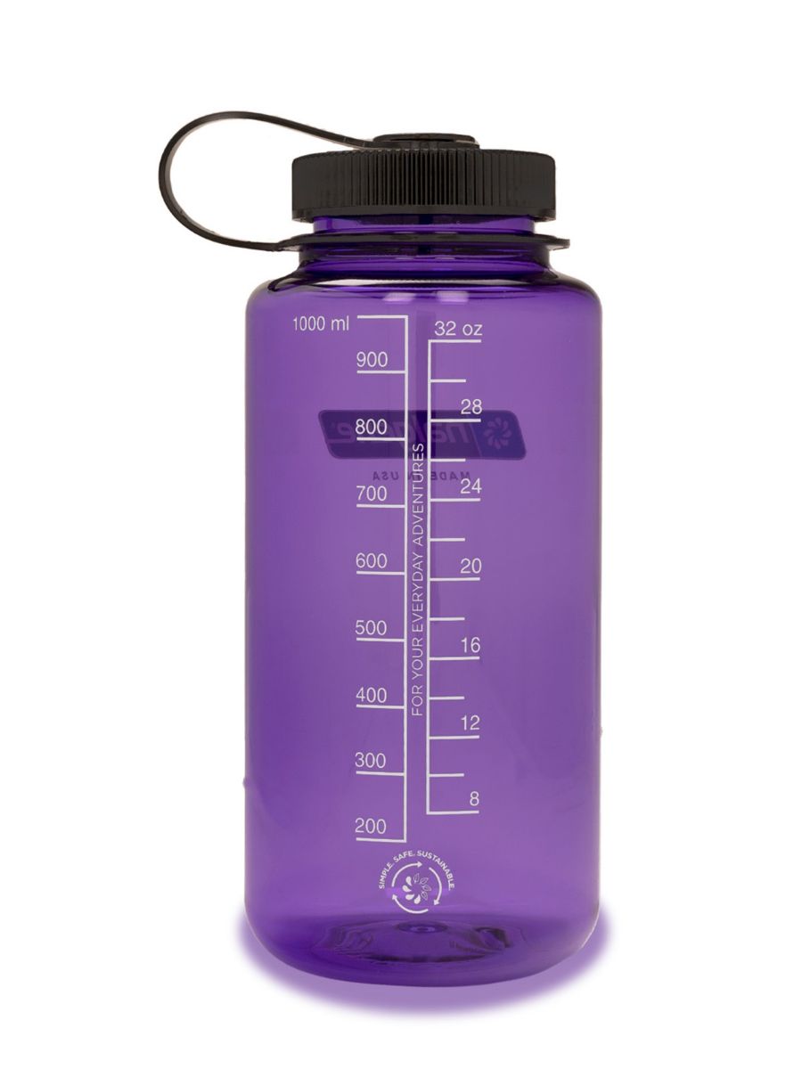 Lilla drikkeflaske som rommer 1 liter drikke. BPA-fri og laget av 50% resirkulert materiale	