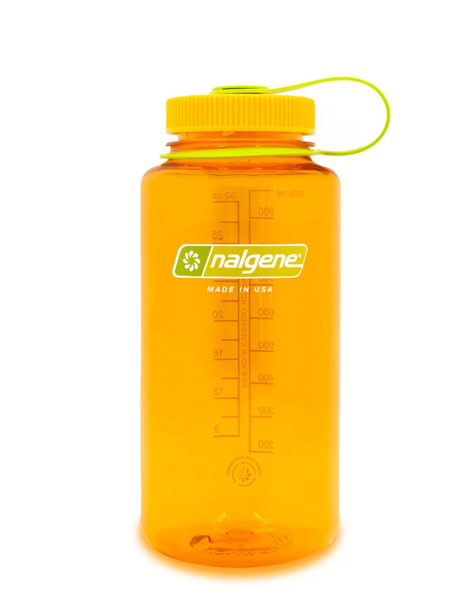 Oransje, stor drikkeflaske med stor drikkeåpning. Skrukork henger på flasken	