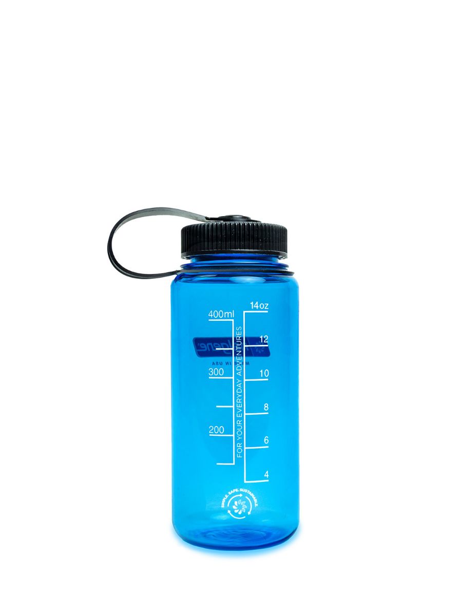 Blå drikkeflaske i BPA-fri plast med stor drikkeåpning. Laget i 50% resirkulert materiale.	