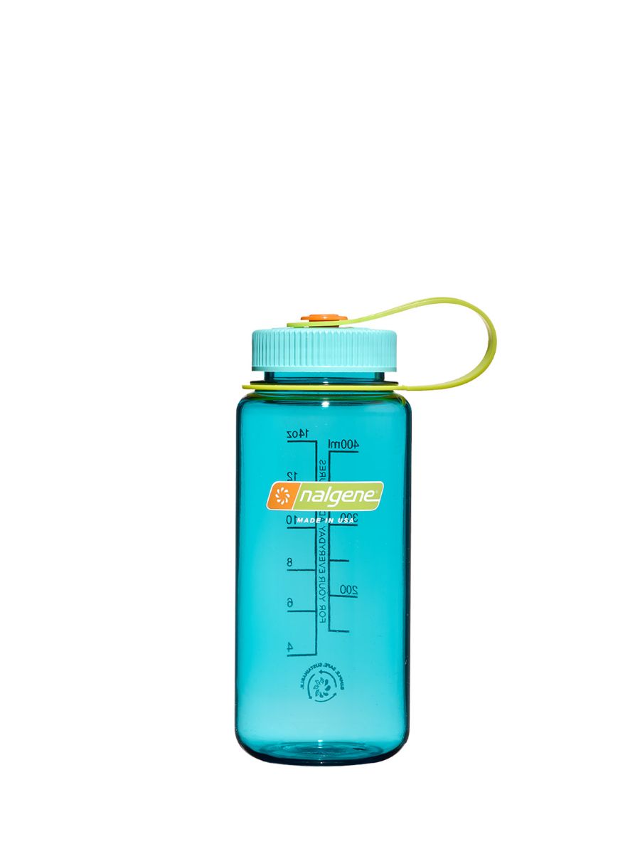 Blå drikkeflaske i BPA-fri plast med stor drikkeåpning. laget i 50% resirkulert materiale.	