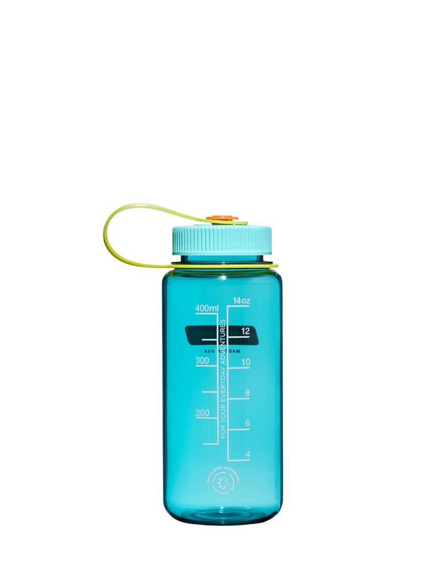 Blå drikkeflaske i BPA-fri plast med stor drikkeåpning. laget i 50% resirkulert materiale.	