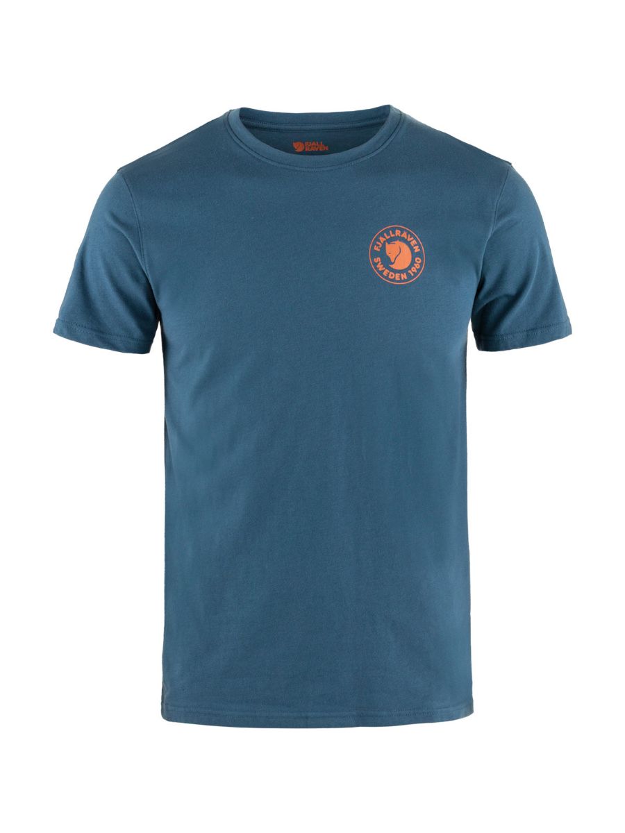 Logo Tee til herre fra Fjällräven. Lett t-skjorte i økologisk bomull og resirkulert polyester i fargen Indigo Blue.