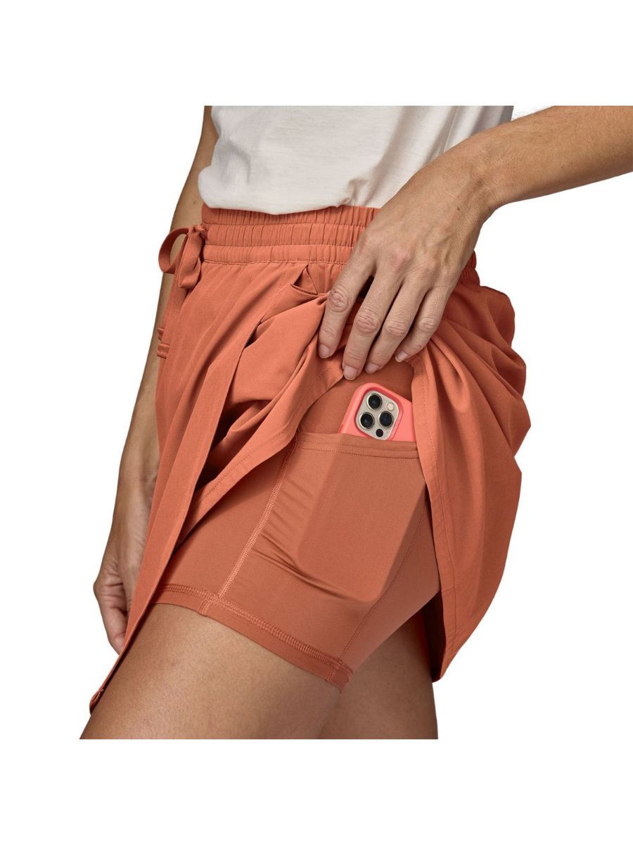 Skjørt med shorts under. Praktiske lommer både i skjørtet og i shorts.