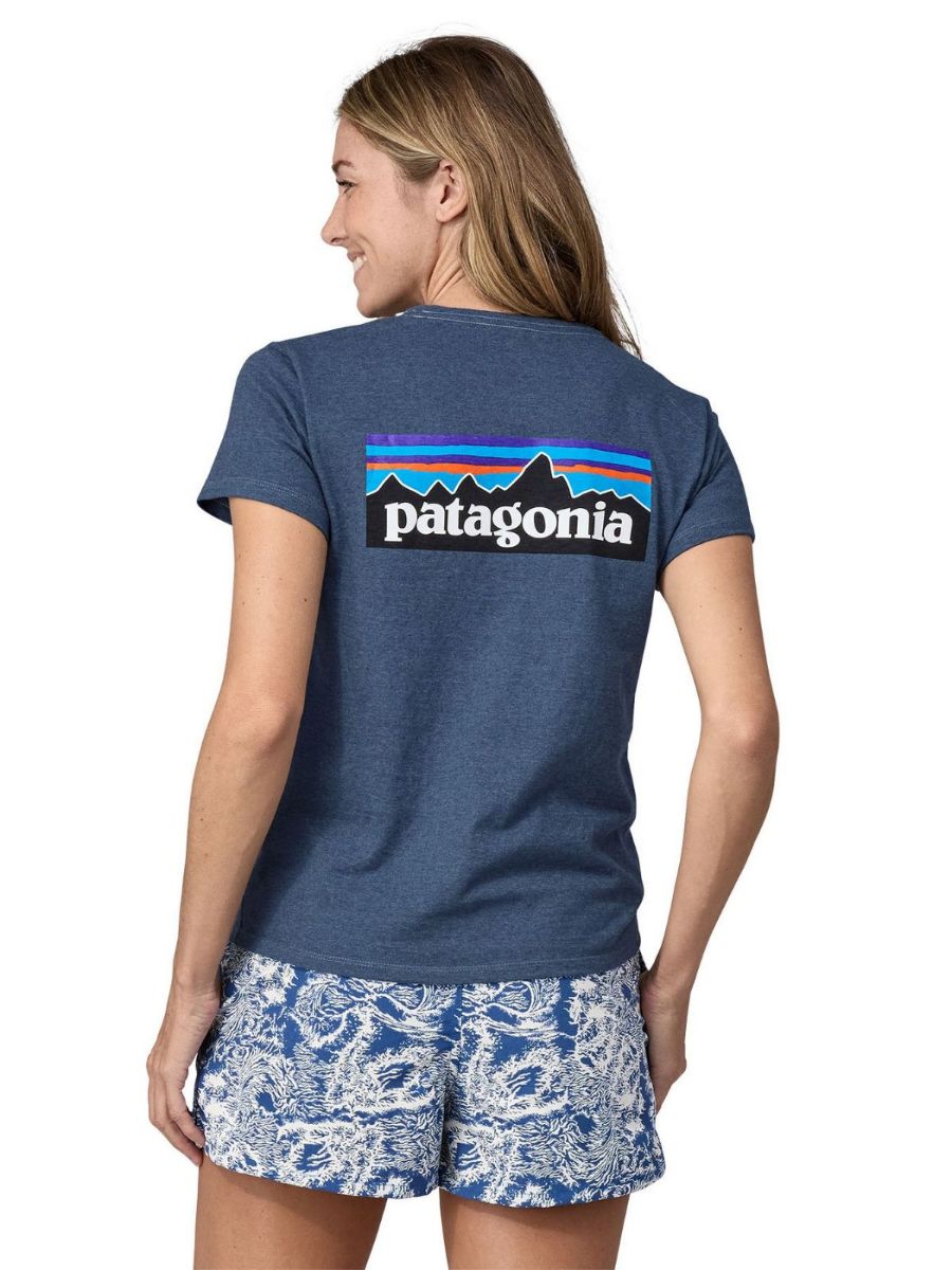 Blå Patagonia T-skjorte med klassisk Patagonia logotrykk på rygg.