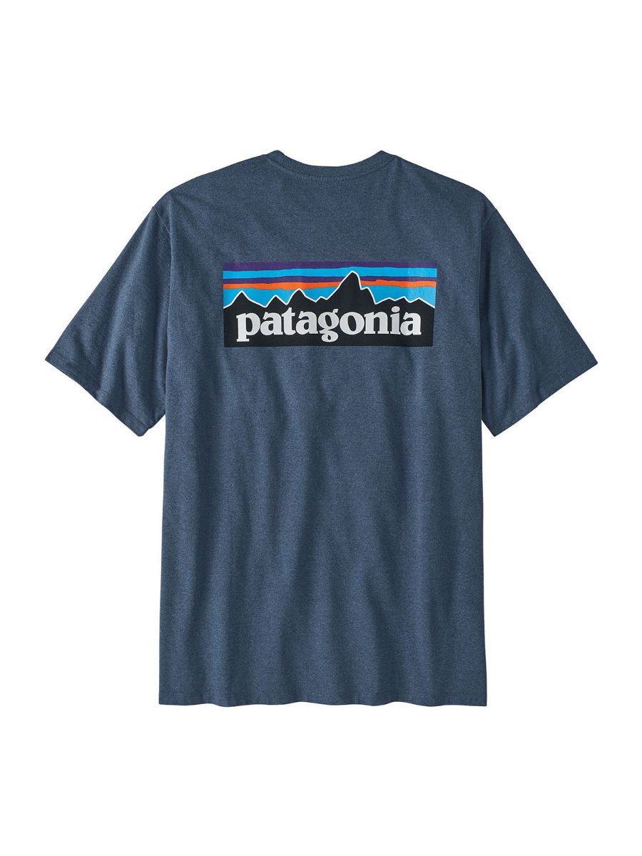 Klassisk Tee til herre fra Patagonia med logo på ryggen.