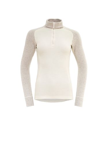 Ulltrøye til dame fra Devold med høy hals og glidelås. Komfortabel, isolerende og transporterer fukt