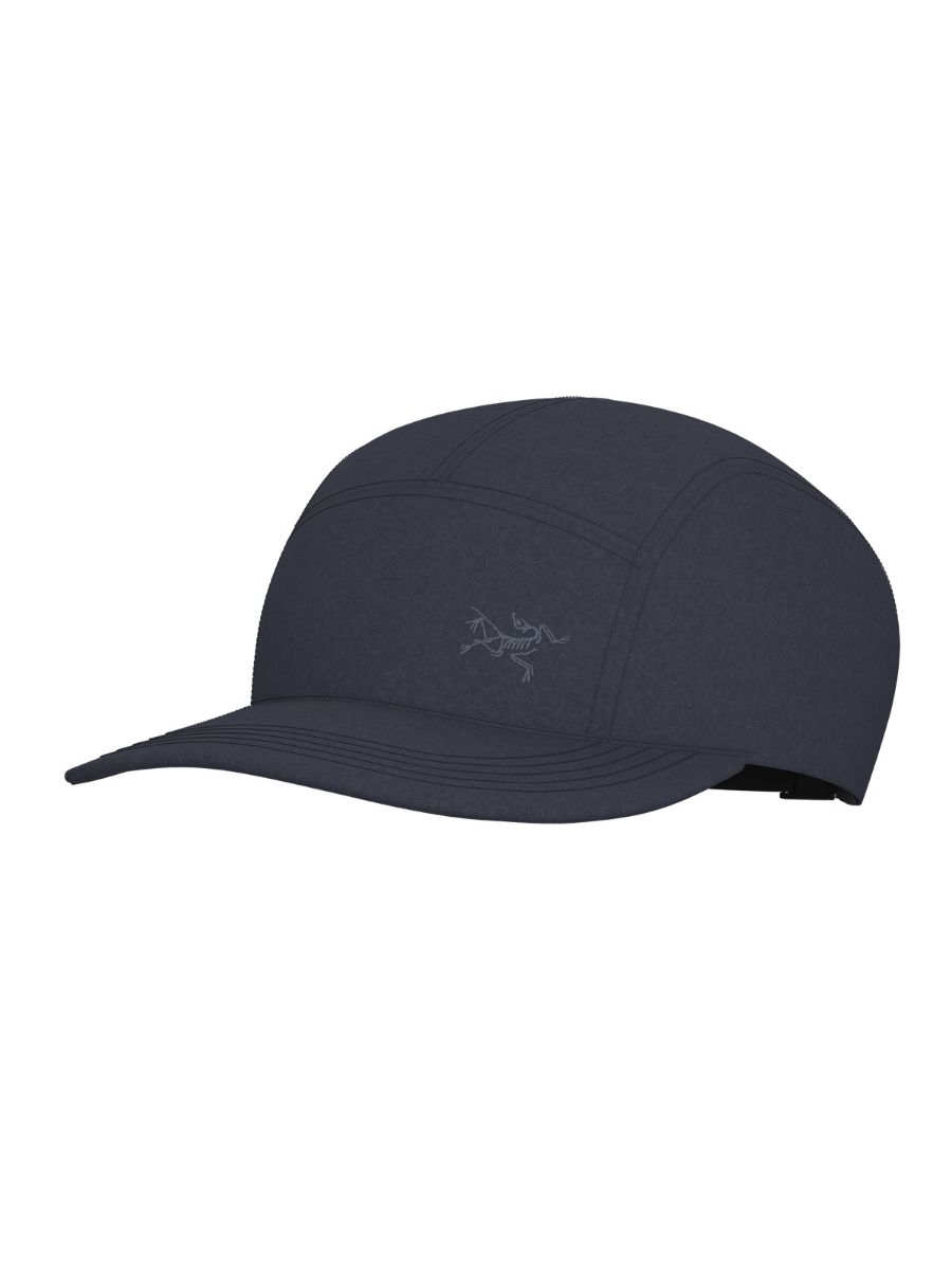 Klassisk caps fra Arcteryx i en god ullmiks. Calidum Panel Hat i fargen Black Sapphire