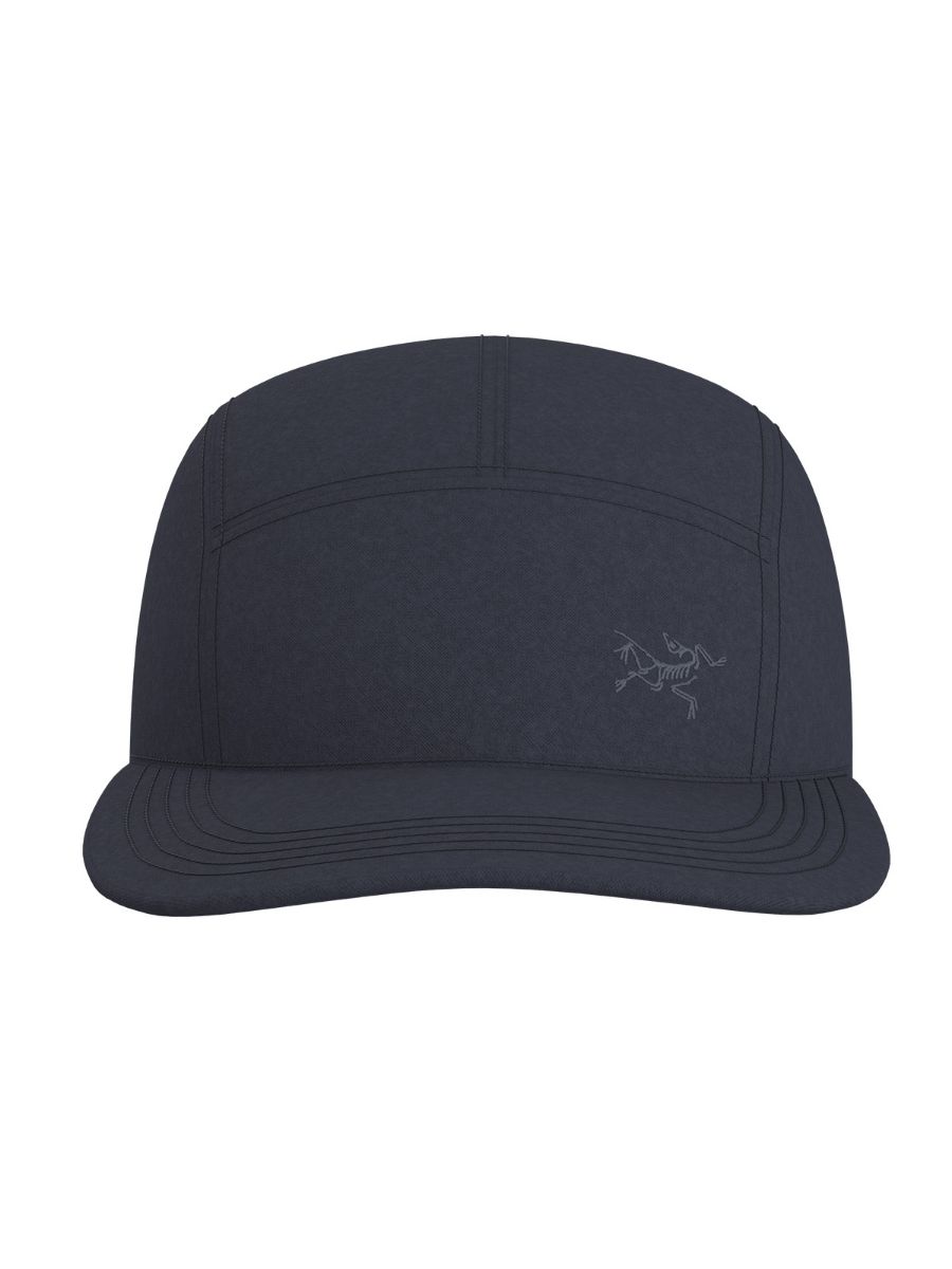 Klassisk caps fra Arcteryx i en god ullmiks. Calidum Panel Hat i fargen Black Sapphire