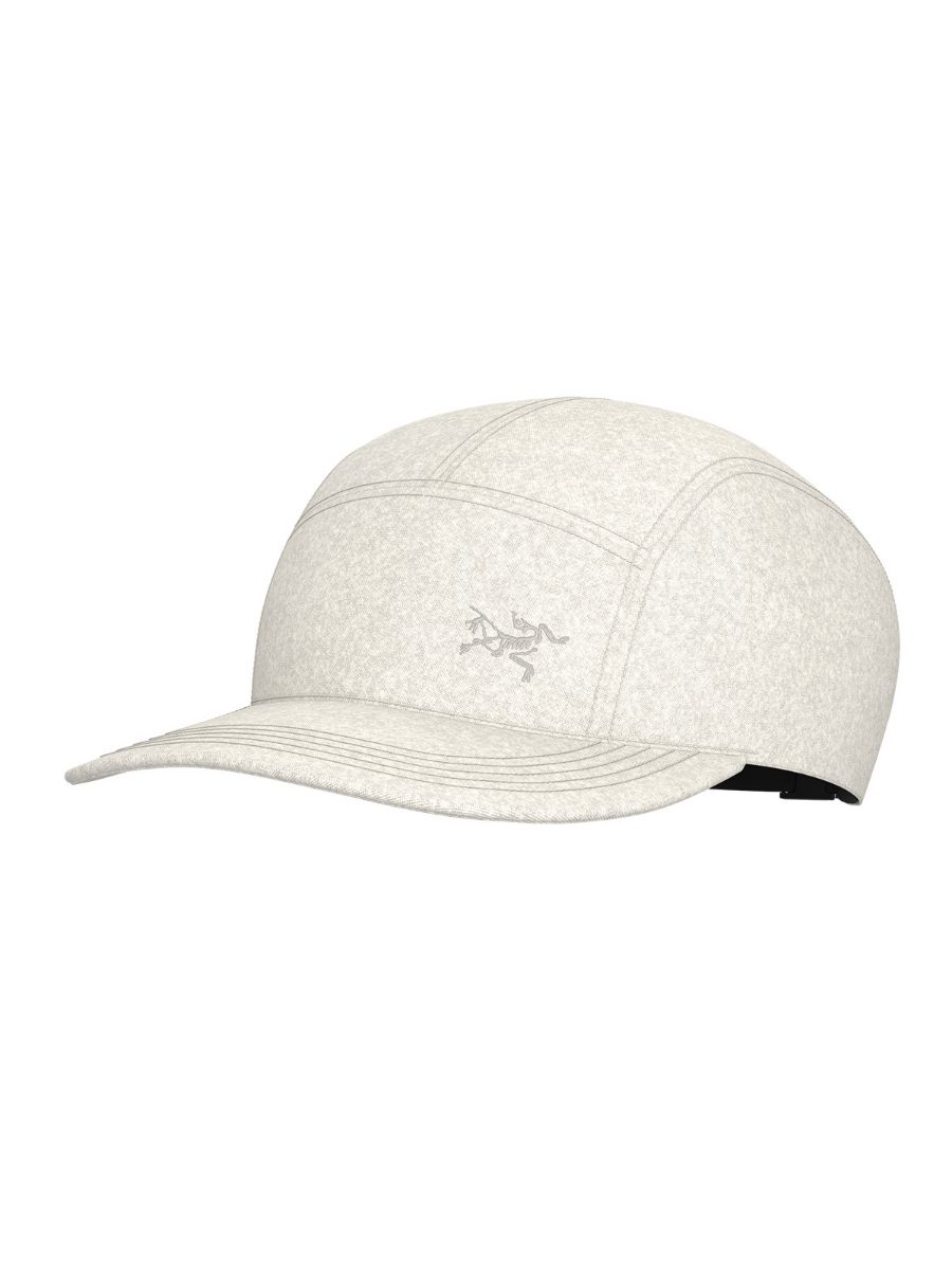 Klassisk caps fra Arcteryx i en god ullmiks. Calidum Panel Hat i fargen Artic Silk