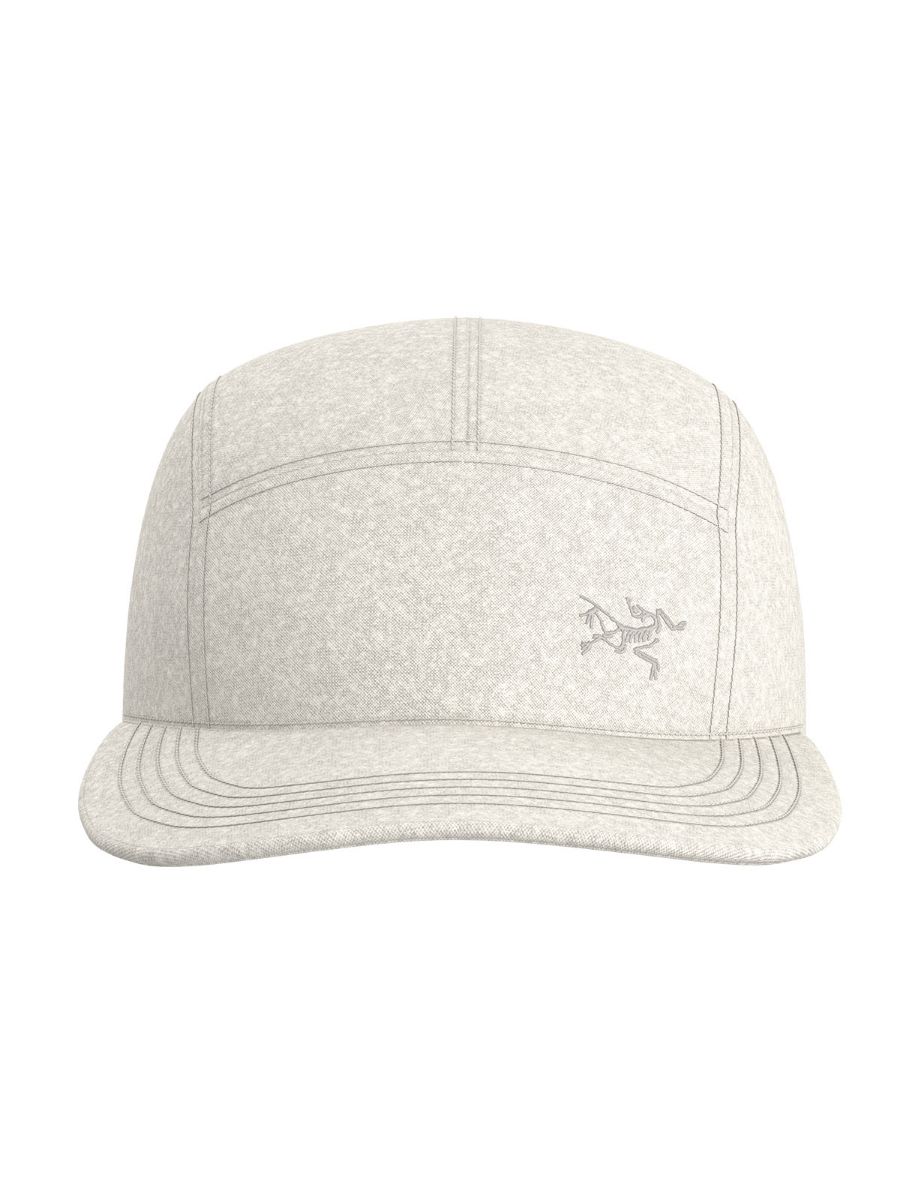 Klassisk caps fra Arcteryx i en god ullmiks. Calidum Panel Hat i fargen Artic Silk