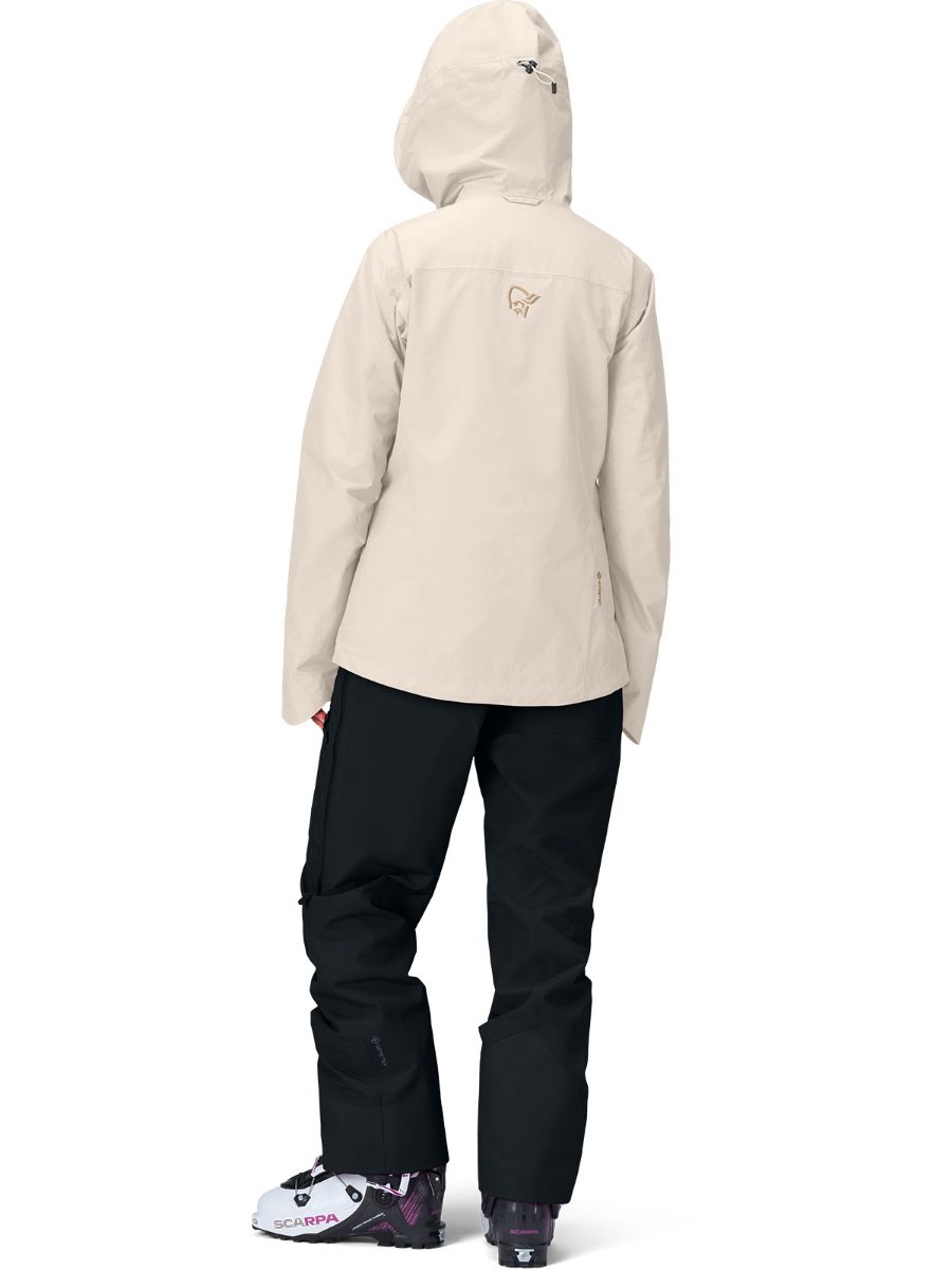 Lofoten Gore-Tex insulated jakke til dame, en isolert skalljakke i fargen Oatmeal fra Norrøna