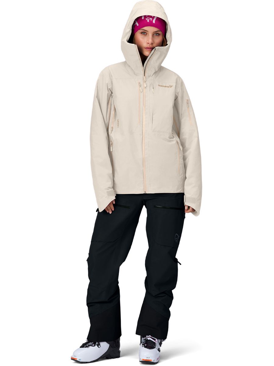 Lofoten Gore-Tex insulated jakke til dame, en isolert skalljakke i fargen Oatmeal fra Norrøna
