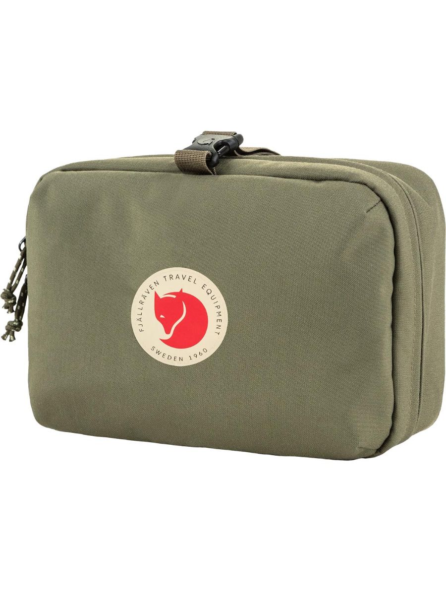 Färden Necessity Bag i fargen Green fra Fjällräven. En praktisk toalettmappe med volum på 3L