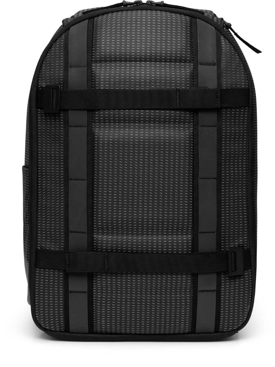 Ryggsekk fra Db som rommer 21L. Ramverk Backpack i fargen Reflective black