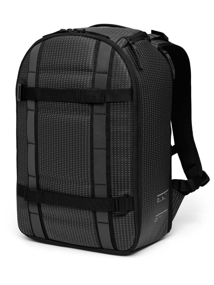 Ryggsekk fra Db som rommer 21L. Ramverk Backpack i fargen Reflective black